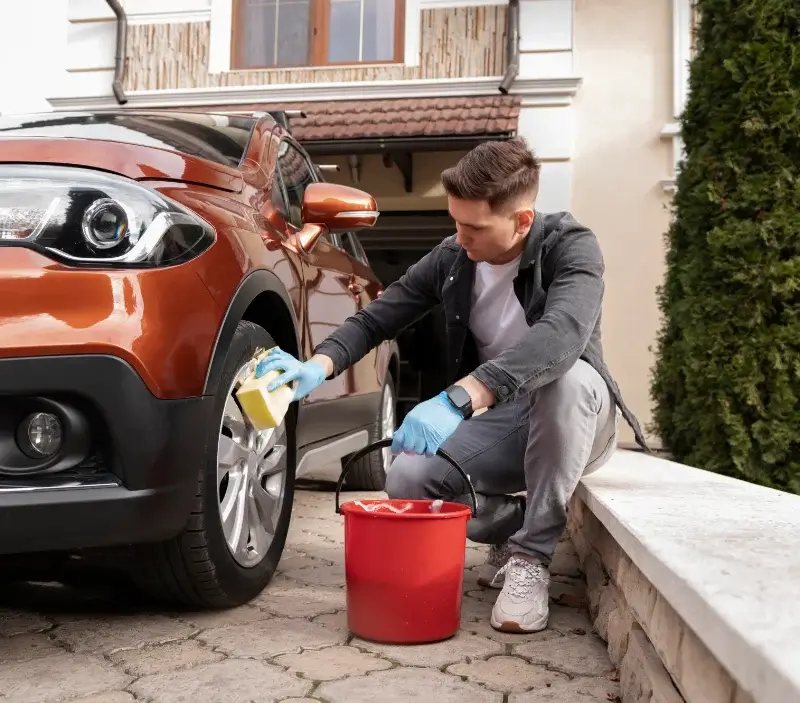Lavage auto à domicile Saint-Pierre-lès-Nemours : professionnel intervenant sur un véhicule